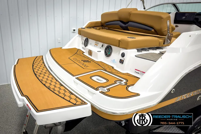 Slide: The Image of Four Winns HD3 2025 - 60