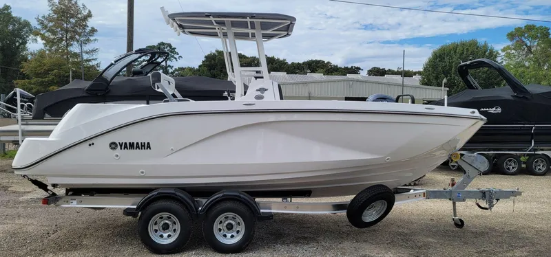 Slide: The Image of Yamaha 220 FSH Sport 2025 - 3