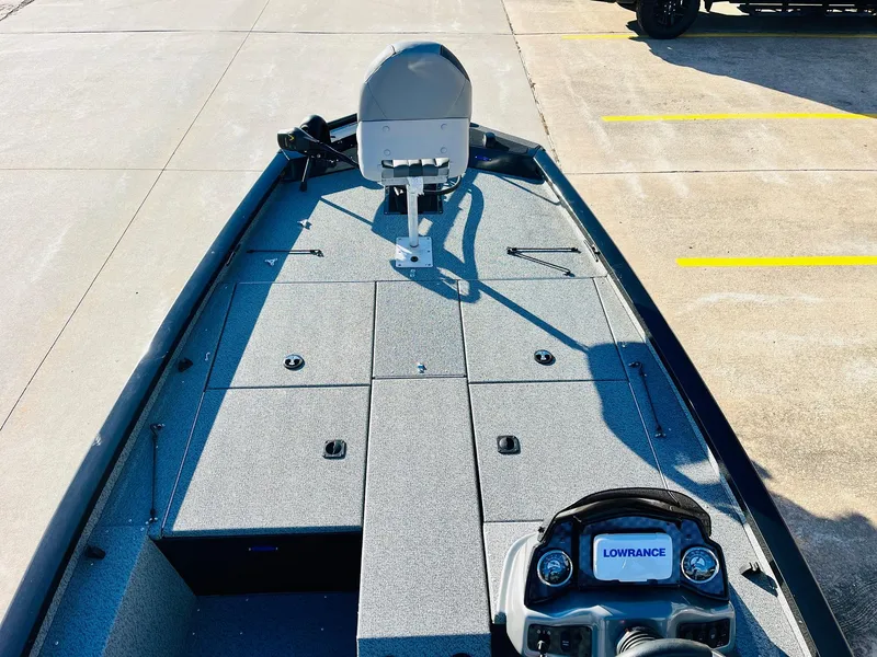 Slide: The Image of 2020 G3 Sportsman 1910 boat interior with Lowrance navigation system. - 9