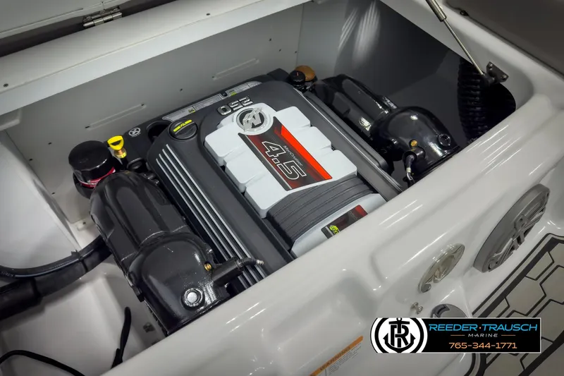 Slide: The Image of Four Winns HD3 2025 - 51