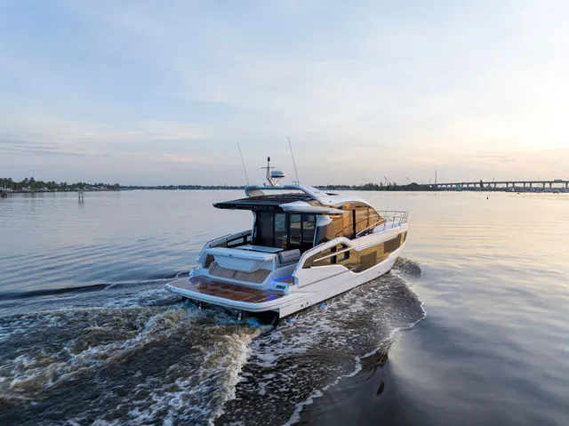 Slide: The Image of Galeon 450 HTC 2025 - 17
