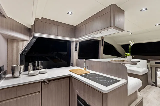 Slide: The Image of Galeon 480 Fly 2025 - 10