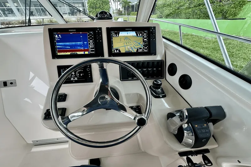 Slide: The Image of Boston Whaler 315 Conquest 2018 - 38