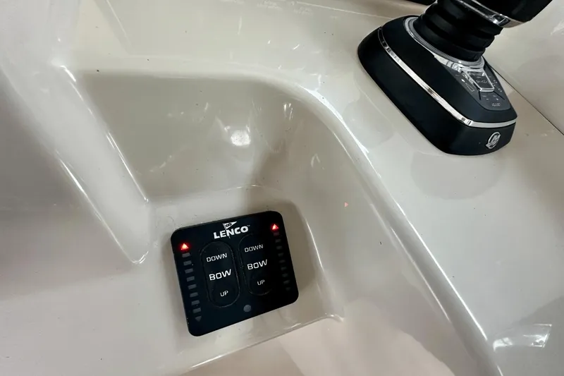 Slide: The Image of Boston Whaler 315 Conquest 2018 - 42