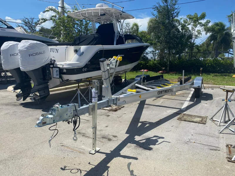 Slide: The Image of 2019 Wellcraft 242 Fisherman boat on trailer, parked outdoors. - 18