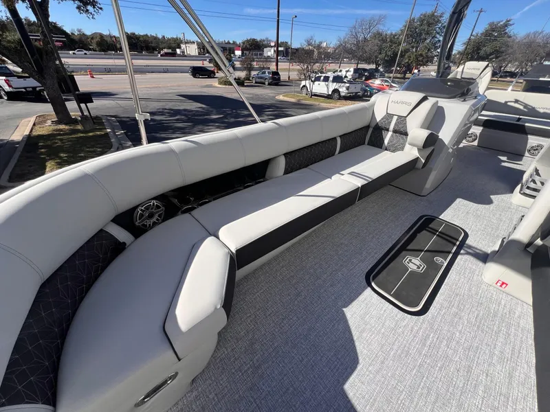 Slide: The Image of Harris Grand Mariner 270 2025 - 13