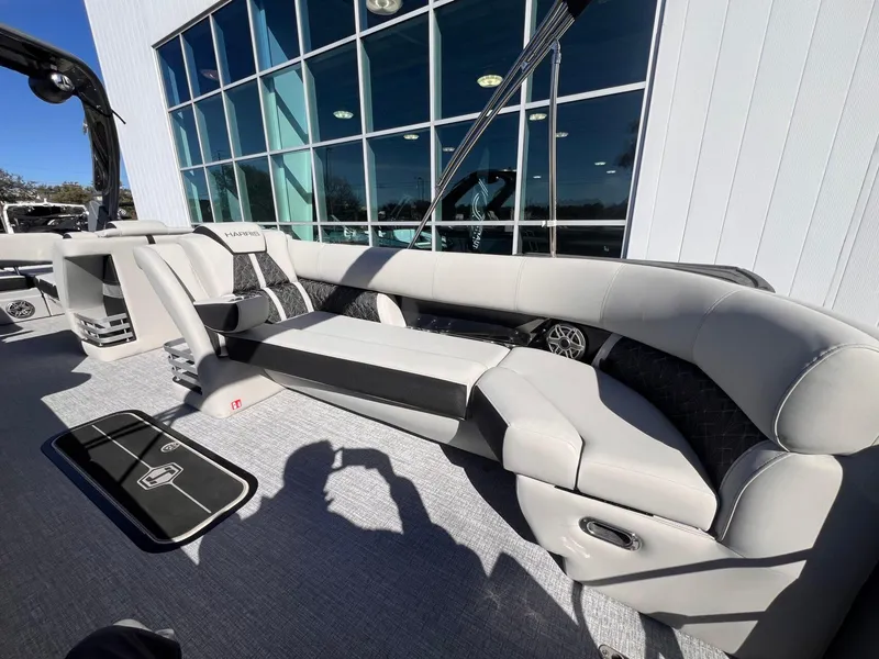 Slide: The Image of Harris Grand Mariner 270 2025 - 14