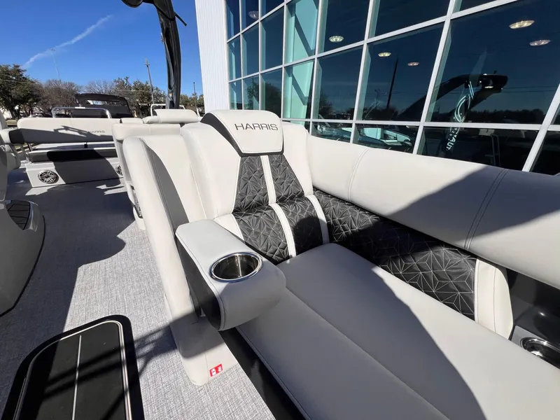 Slide: The Image of Harris Grand Mariner 270 2025 - 15