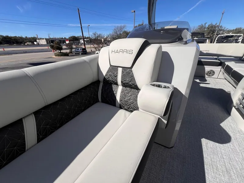 Slide: The Image of Harris Grand Mariner 270 2025 - 16