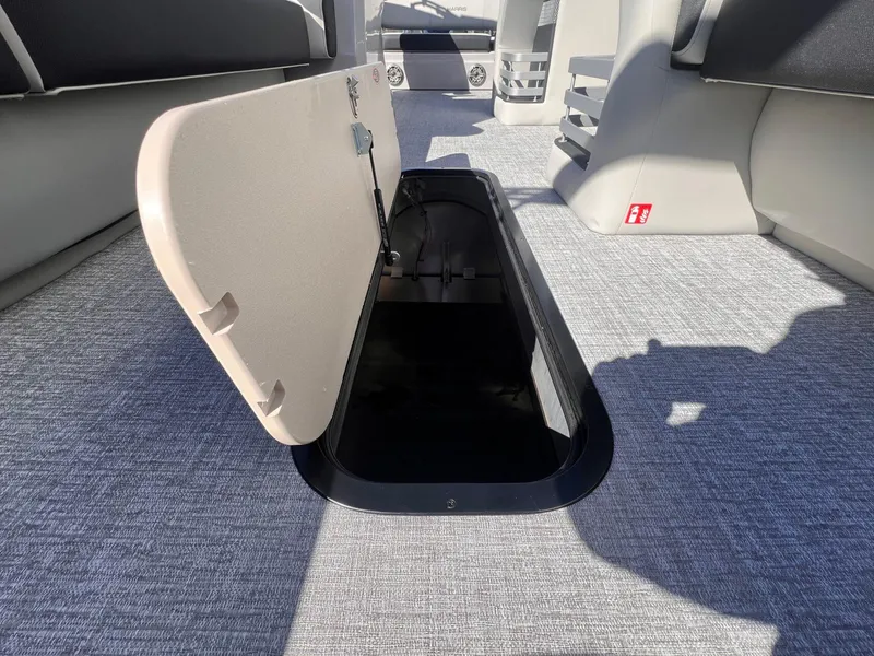 Slide: The Image of Harris Grand Mariner 270 2025 - 18