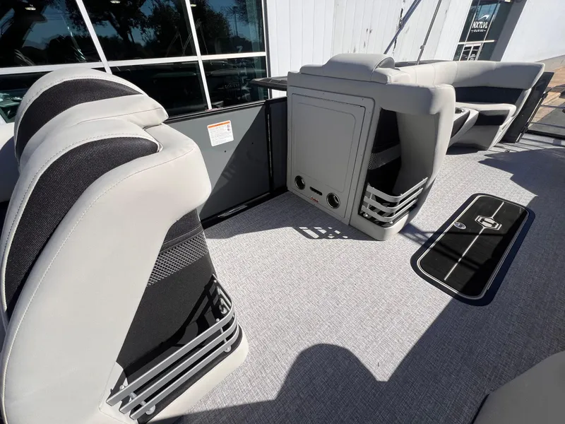 Slide: The Image of Harris Grand Mariner 270 2025 - 19