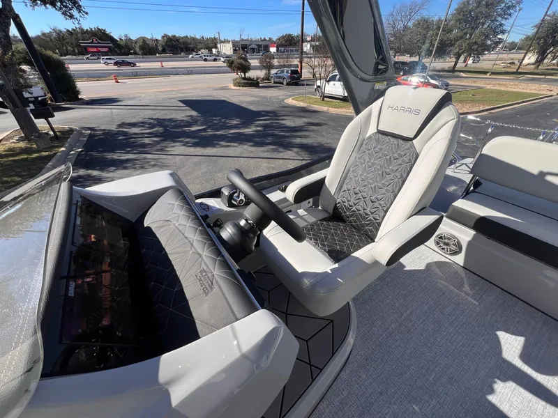 Slide: The Image of Harris Grand Mariner 270 2025 - 22