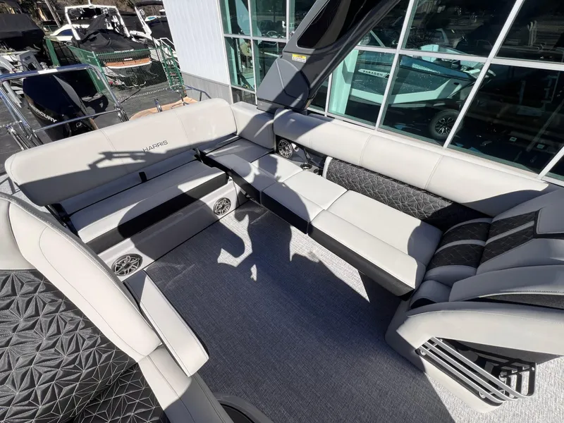 Slide: The Image of Harris Grand Mariner 270 2025 - 28