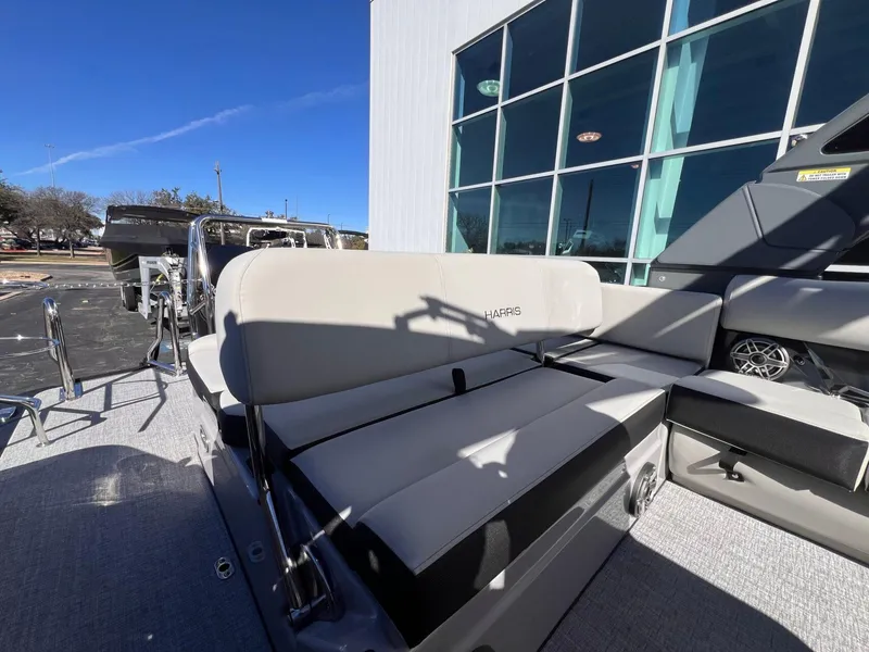 Slide: The Image of Harris Grand Mariner 270 2025 - 32