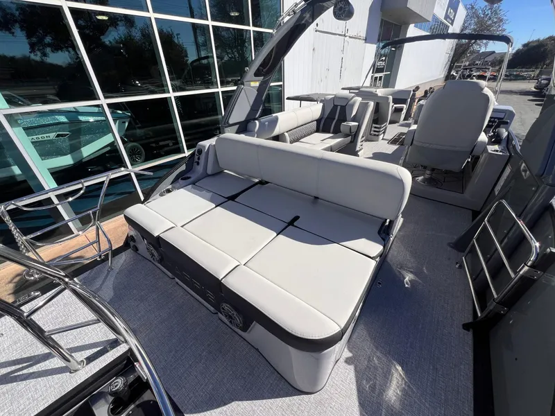 Slide: The Image of Harris Grand Mariner 270 2025 - 34