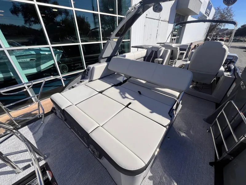 Slide: The Image of Harris Grand Mariner 270 2025 - 35