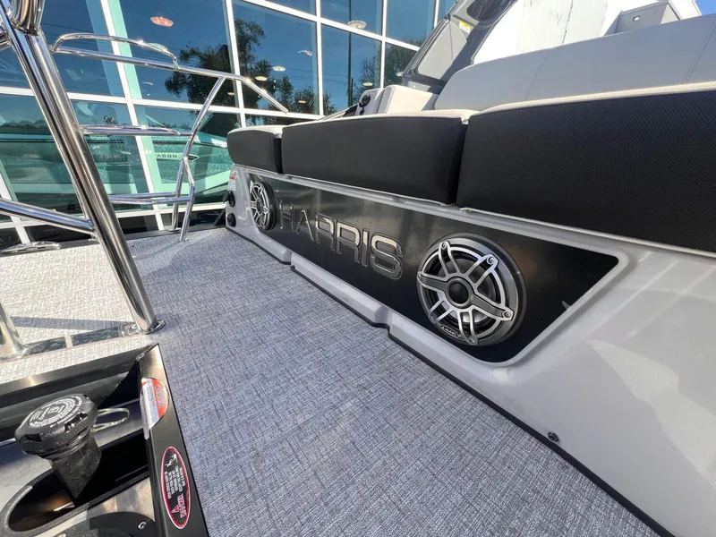 Slide: The Image of Harris Grand Mariner 270 2025 - 36