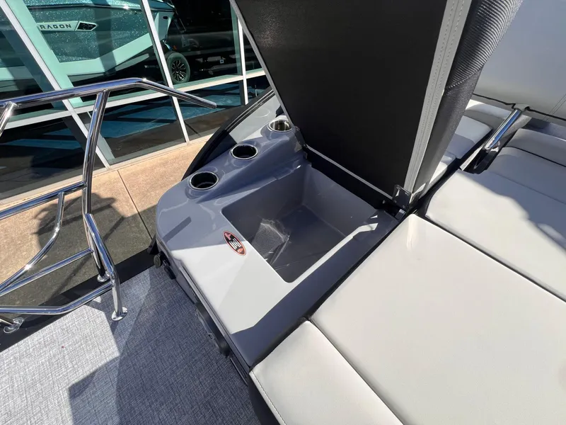 Slide: The Image of Harris Grand Mariner 270 2025 - 38