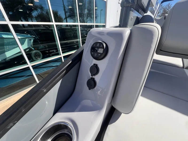 Slide: The Image of Harris Grand Mariner 270 2025 - 39