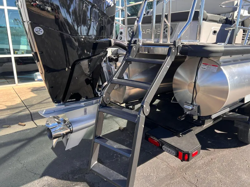 Slide: The Image of Harris Grand Mariner 270 2025 - 6