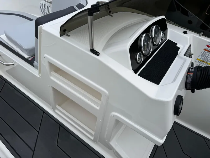 Slide: The Image of Bayliner Element M19 2023 - 16