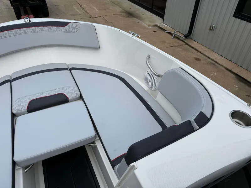 Slide: The Image of Bayliner Element M19 2023 - 17