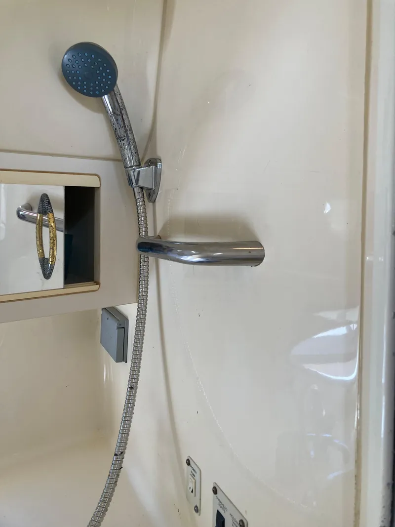 Slide: The Image of Shower area in 2000 Larson Cabrio 290 boat with handheld showerhead. - 12