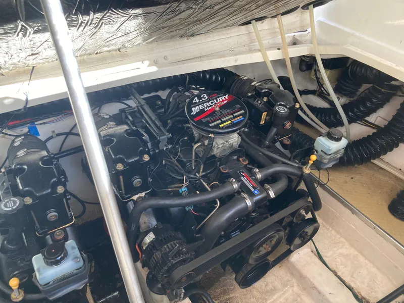 Slide: The Image of Engine compartment of a 2000 Larson Cabrio 290 boat with Mercury 4.3L engine. - 18
