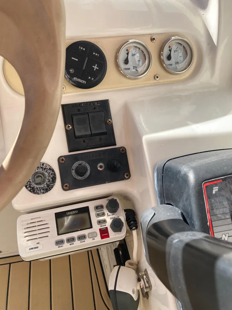 Slide: The Image of 2000 Larson Cabrio 290 boat dashboard with gauges and radio equipment. - 25
