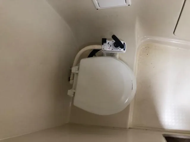 Slide: The Image of Boat bathroom toilet in 2000 Bayliner 3055 Ciera. - 24