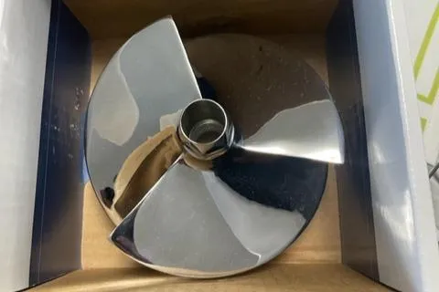 Slide: The Image of Stainless steel boat propeller for 2000 Bayliner 3055 Ciera. - 28