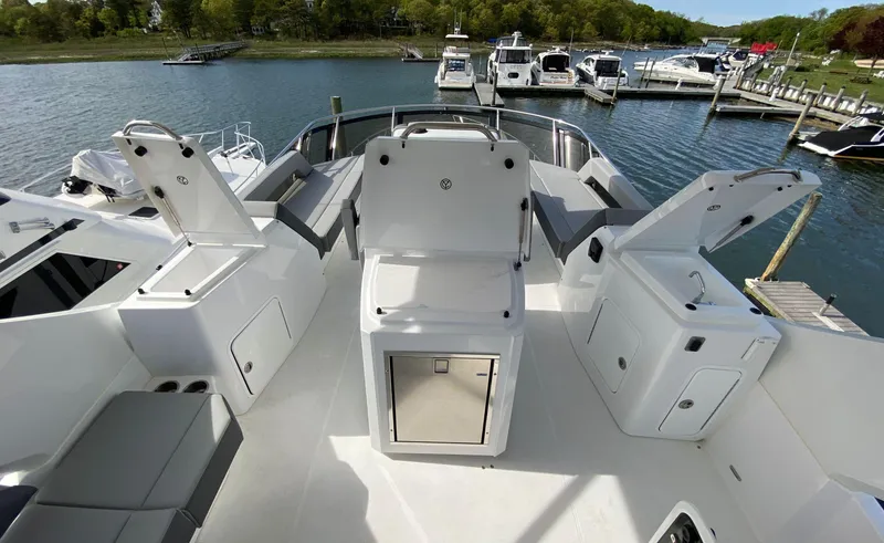 Slide: The Image of Cruisers Yachts 60 Fly 2022 - 61