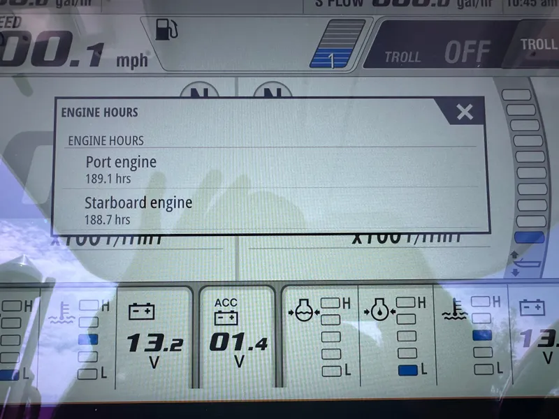 Slide: The Image of Robalo R302 Center Console 2021 engine hours display: Port 189.1 hrs, Starboard 188.7 hrs. - 22