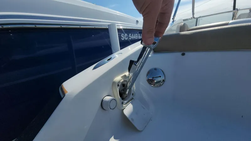 Slide: The Image of Hand operating throttle on 2005 Larson LXi 208 boat. - 17