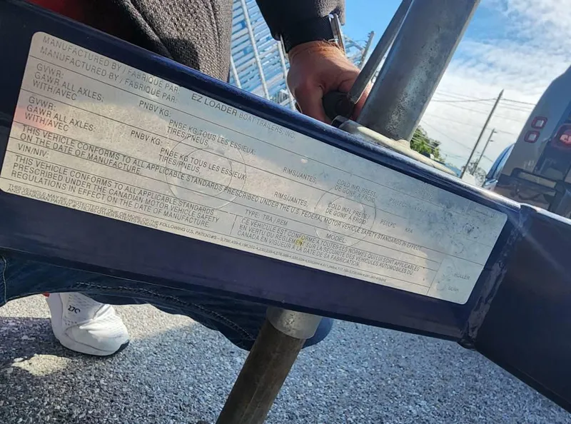 Slide: The Image of Close-up of a 2005 Larson LXi 208 trailer label with specifications. - 31