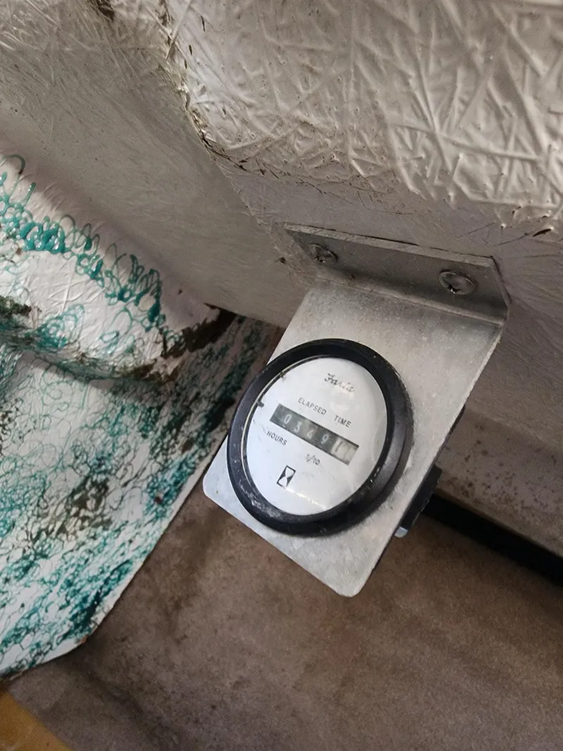 Slide: The Image of Hour meter on 2005 Larson LXi 208 boat dashboard. - 5