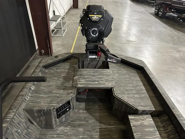 Slide: The Image of War Eagle 750G W/Gator Tail 40 LXD 2025 - 10