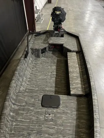 Slide: The Image of War Eagle 750G W/Gator Tail 40 LXD 2025 - 8