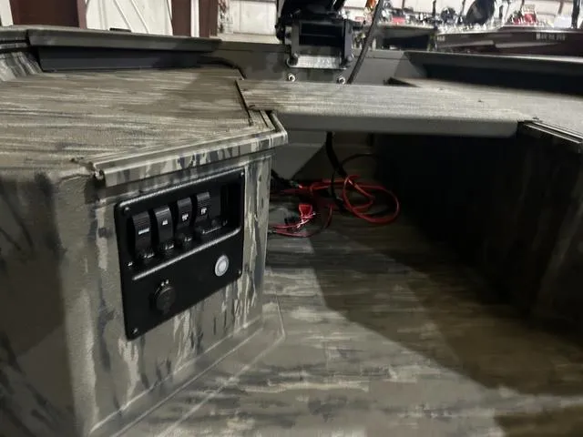 Slide: The Image of War Eagle 750G W/Gator Tail 40 LXD 2025 - 9