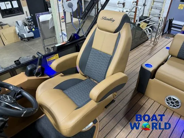 Slide: The Image of Bentley Pontoons Elite 223 Swingback Tritoon & Honda 4-Stroke EFI 2025 - 17