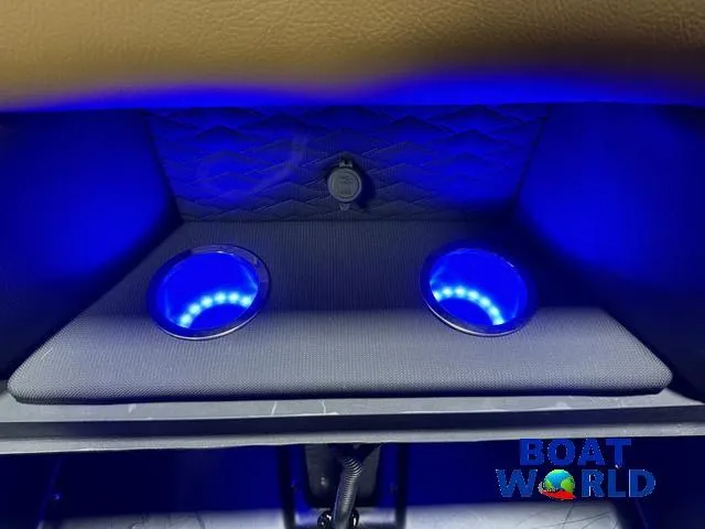 Slide: The Image of Bentley Pontoons Elite 223 Swingback Tritoon & Honda 4-Stroke EFI 2025 - 28