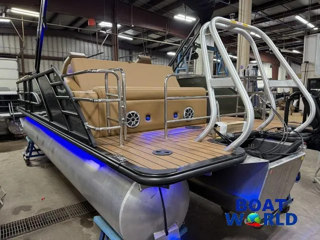 Slide: The Image of Bentley Pontoons Elite 223 Swingback Tritoon & Honda 4-Stroke EFI 2025 - 35