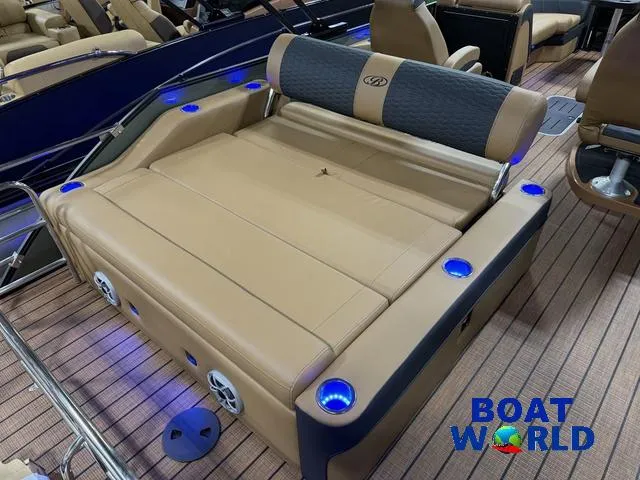 Slide: The Image of Bentley Pontoons Elite 223 Swingback Tritoon & Honda 4-Stroke EFI 2025 - 4