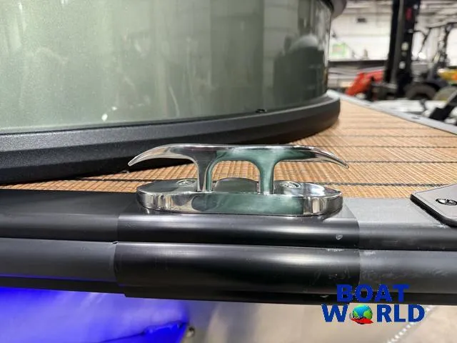 Slide: The Image of Bentley Pontoons Elite 223 Swingback Tritoon & Honda 4-Stroke EFI 2025 - 55