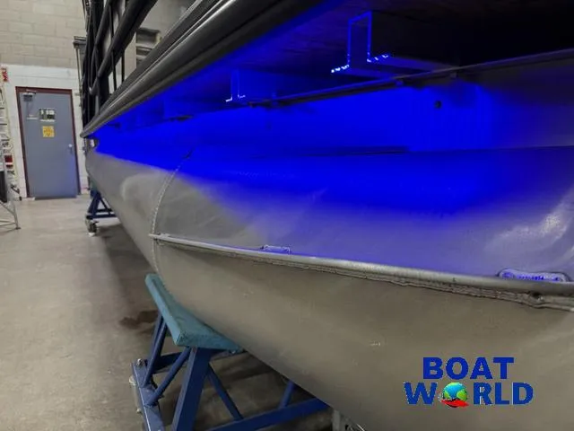 Slide: The Image of Bentley Pontoons Elite 223 Swingback Tritoon & Honda 4-Stroke EFI 2025 - 56