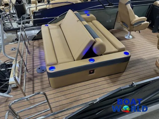 Slide: The Image of Bentley Pontoons Elite 223 Swingback Tritoon & Honda 4-Stroke EFI 2025 - 6