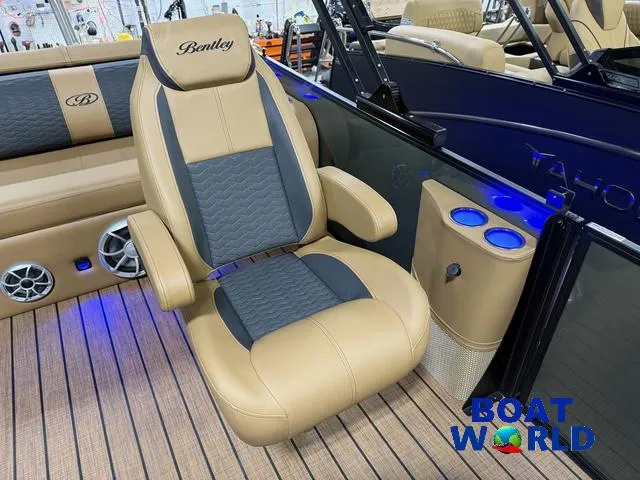 Slide: The Image of Bentley Pontoons Elite 223 Swingback Tritoon & Honda 4-Stroke EFI 2025 - 9