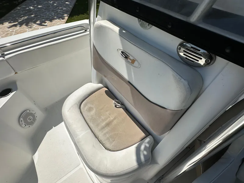 Slide: The Image of 2013 Sea Hunt Ultra 225 boat seat with white and beige upholstery. - 46