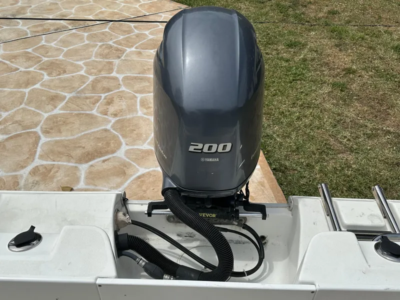 Slide: The Image of 2013 Sea Hunt Ultra 225 boat with Yamaha 200 outboard motor. - 57