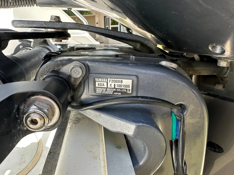 Slide: The Image of Yamaha F200XB engine on a 2013 Sea Hunt Ultra 225 boat. - 59